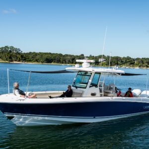 Vista lateral de la Boston Whaler 330 Outrage.