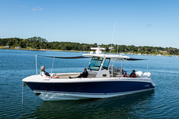 Vista lateral de la Boston Whaler 330 Outrage.