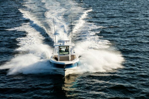 Boston Whaler 330 Outrage navegando en el mar.