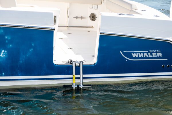 Puerta lateral y escalera de la Boston Whaler 330 Outrage.