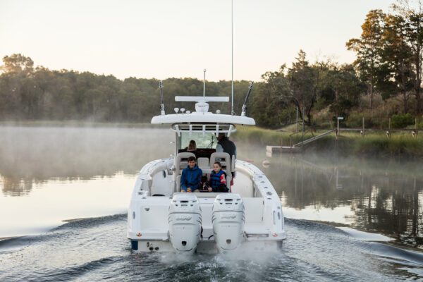 Embarcación Boston Whaler 330 Outrage vista trasera.