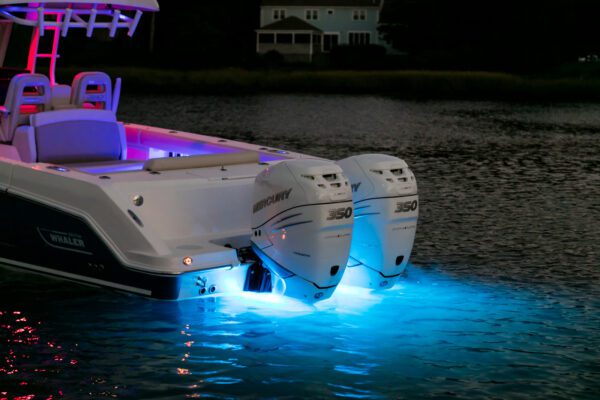 Vista desde la popa de las luces nocturnas de la Boston Whaler 330 Outrage.