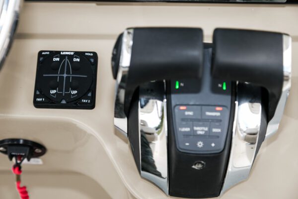 Controles de estabilizadores y navegación en la embarcación Boston Whaler 330 Outrage.