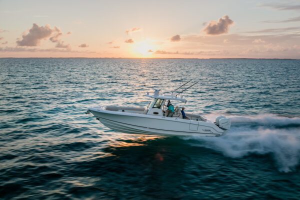 Boston Whaler 330 Outrage navegando a toda velocidad en el mar.