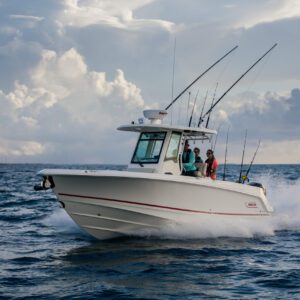 Boston Whaler 280 Outrage navegando en el mar.