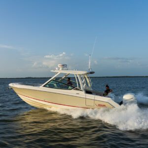 Embarcación Boston Whaler 280 Vantage navegando por el mar.