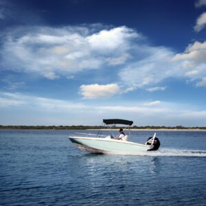 Embarcación Boston Whaler 160 Super Sport navegando por el mar.